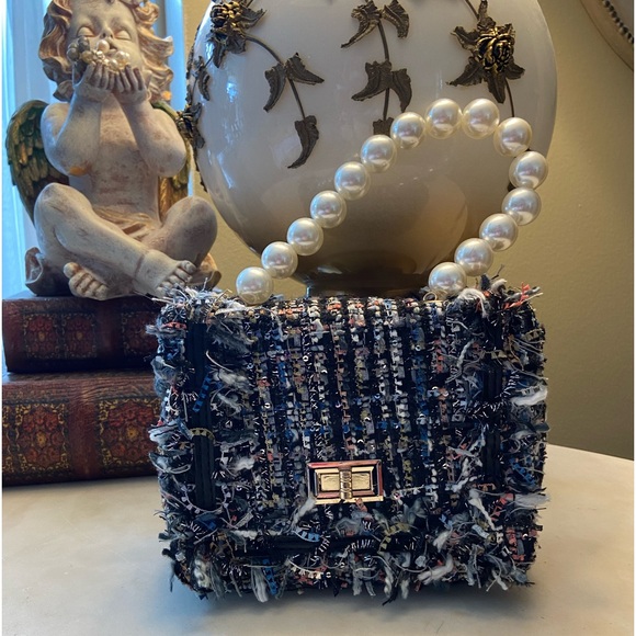 Designer inspired colored tweed with silver, and pearl strap handle. - Picture 5 of 10